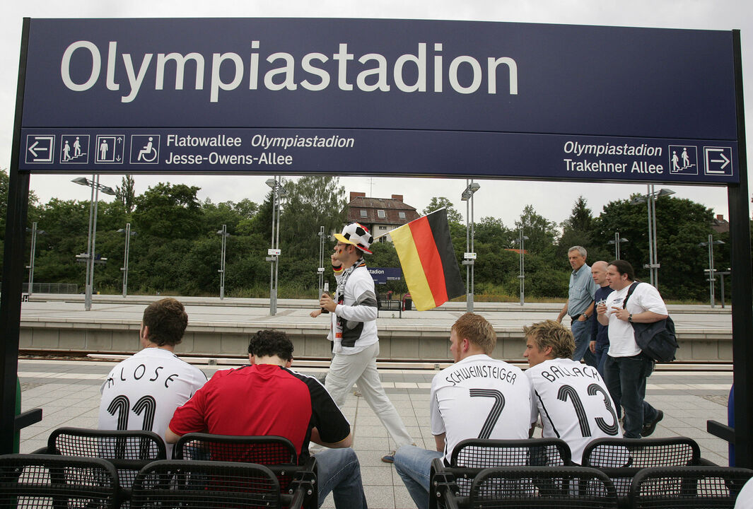 Apoiantes de futebol aguardam comboio para o Olympiastadion em Berlim