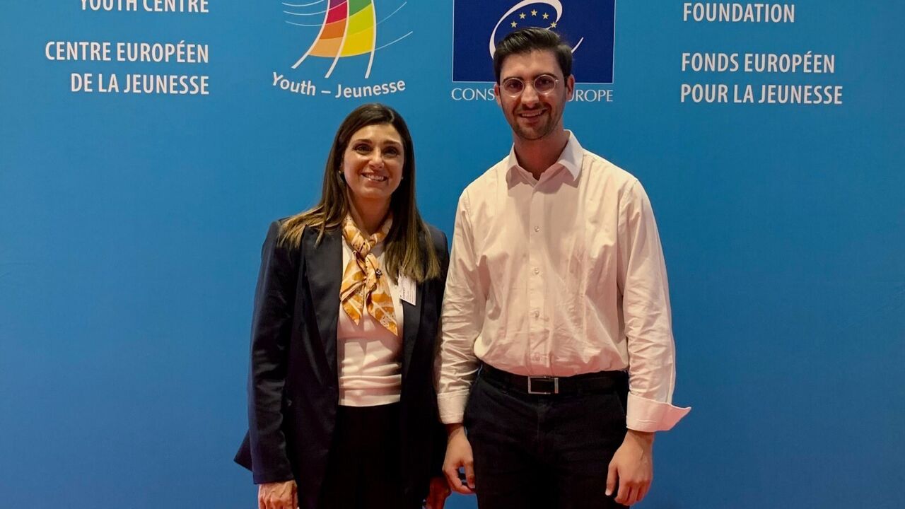 Indivíduos posam junto ao logótipo do Centro Europeu da Juventude