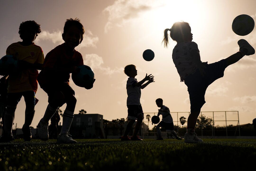 Futebol em Curaçau: Jovens talentos treinam com paixão sob o sol