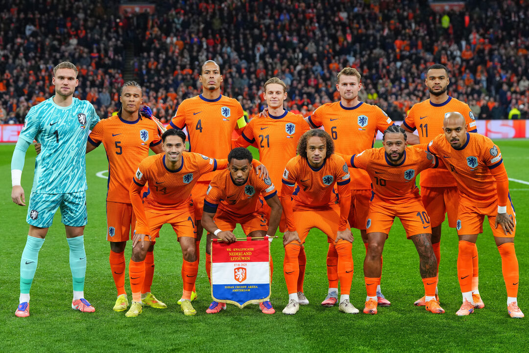 Equipa da Holanda, orientada por Koeman, prepara-se para o jogo com a Lituânia no Johan Cruijff Arena