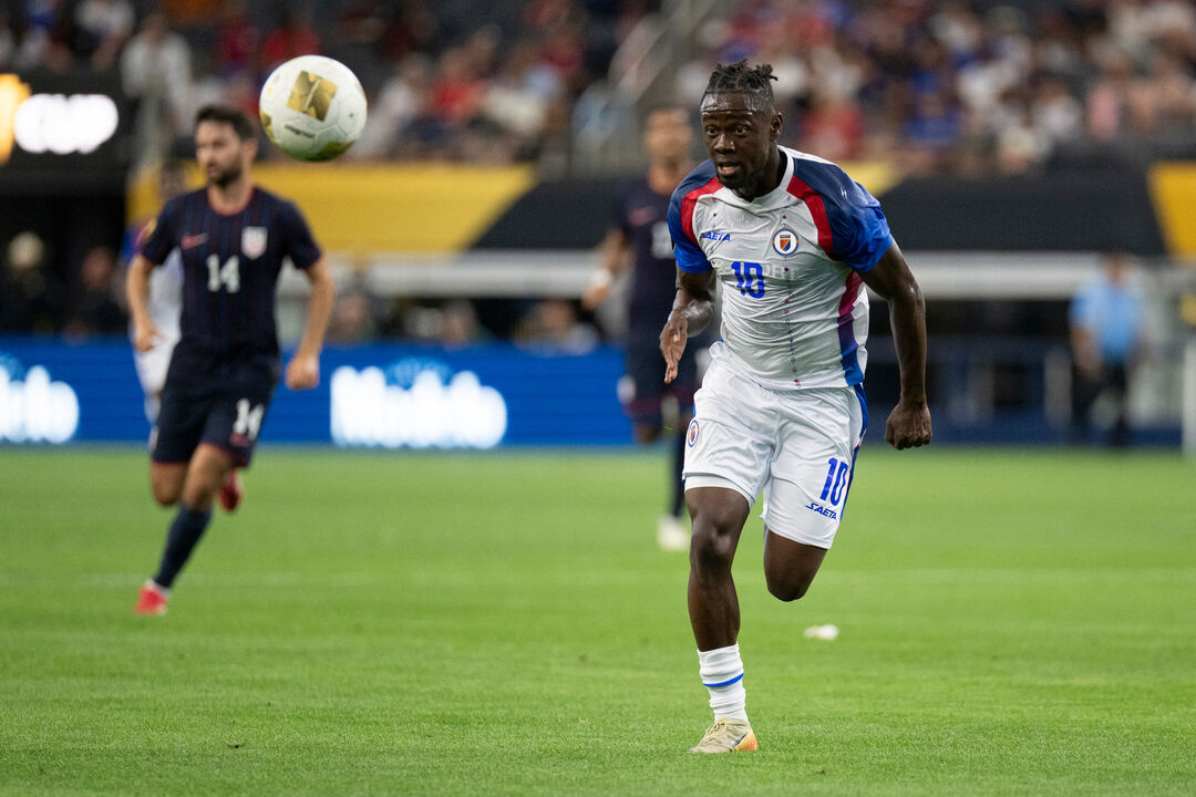 Woodensky Pierre aguarda visto para se juntar à equipa nos Estados Unidos