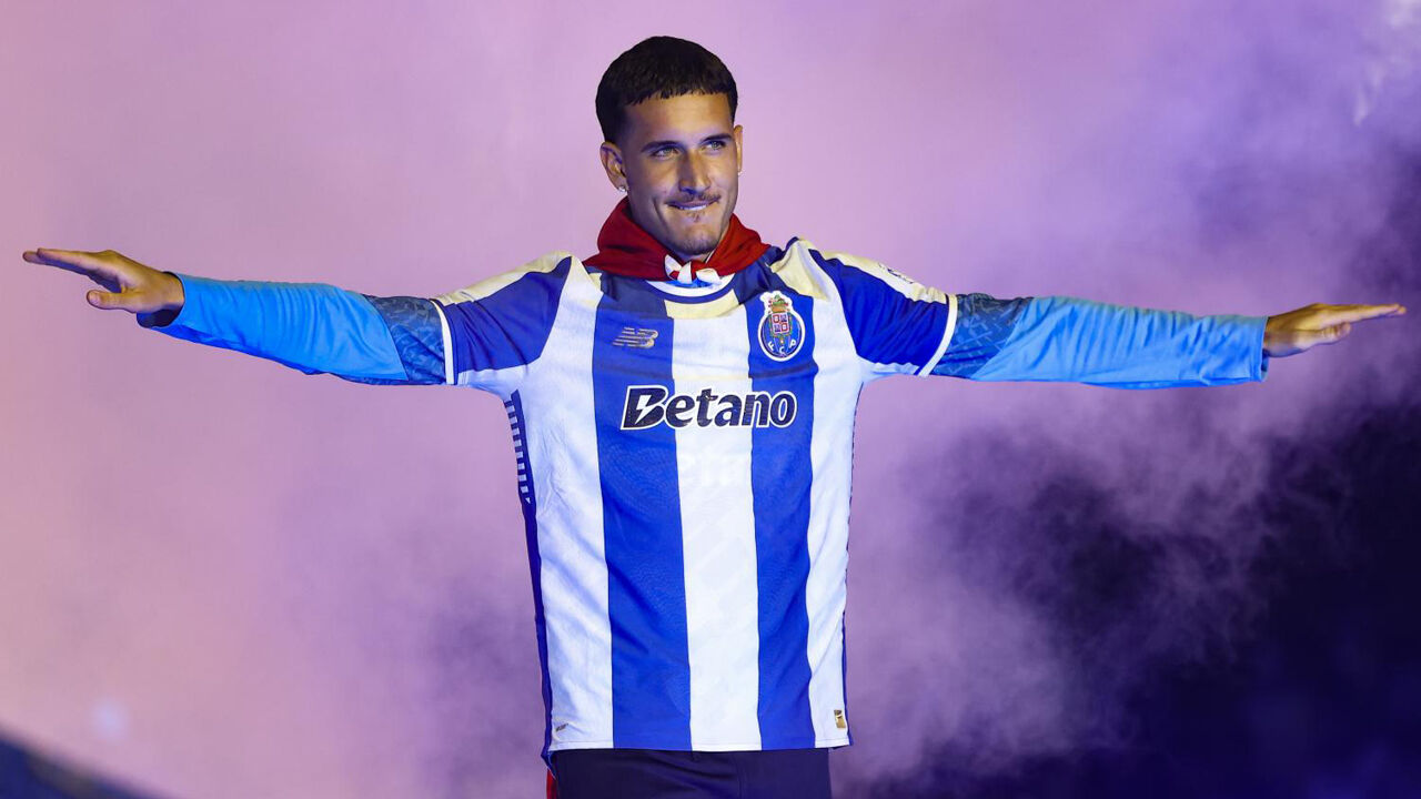 Deniz Gül interage com os adeptos durante os festejos do título do FC Porto