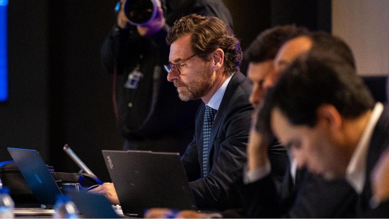 Assembleia Geral da Liga discute revisão do VAR para cantos, com apoio do FC Porto.
