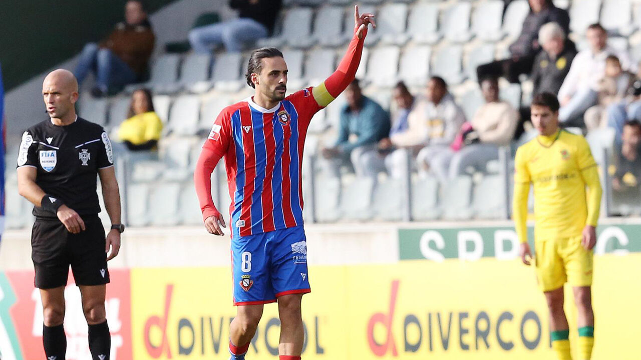 Landinho festeja com a camisola do Felgueiras