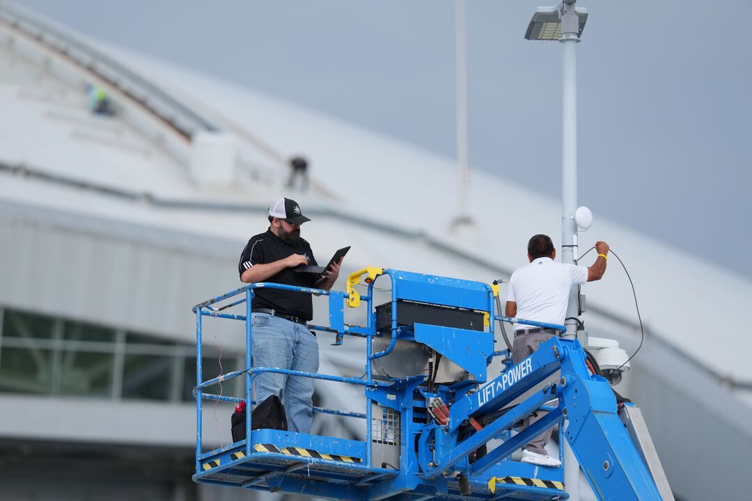 Equipa técnica instala equipamento num estádio nos EUA