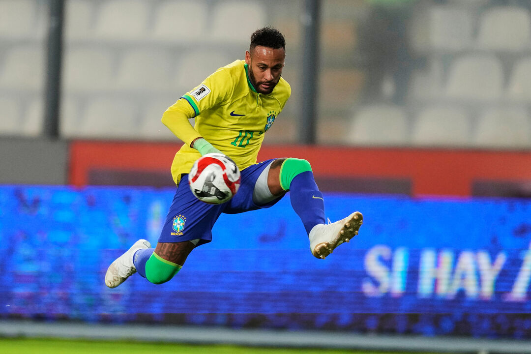 Neymar, jogador da seleção canarinha, atualiza situação física com médico