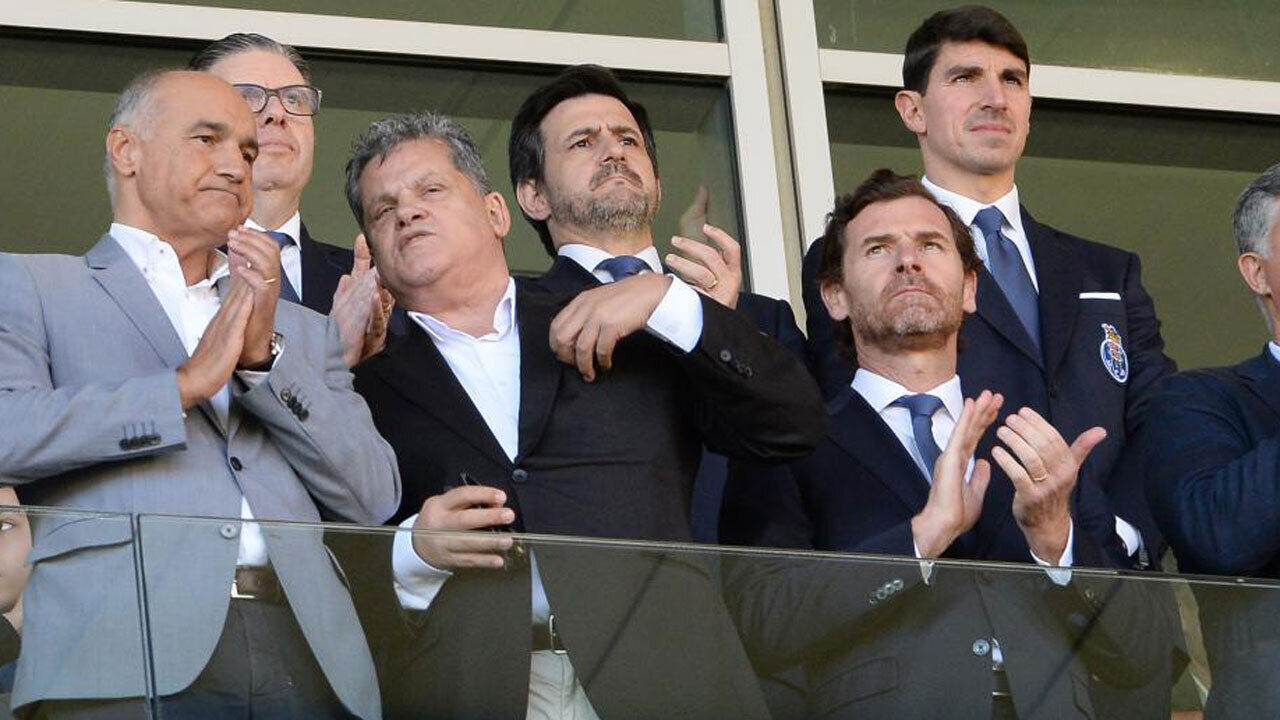 Rui Alves ao lado de Villas-Boas num Nacional-FC Porto desta época