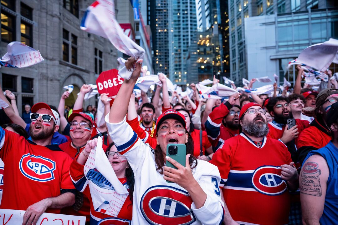 Fãs celebram o crescimento da NHL, impulsionado por mulheres, nos playoffs da Taça Stanley