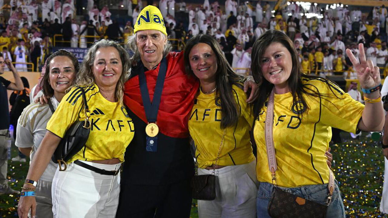 Jorge Jesus celebra a conqusita do título do Al Nassr