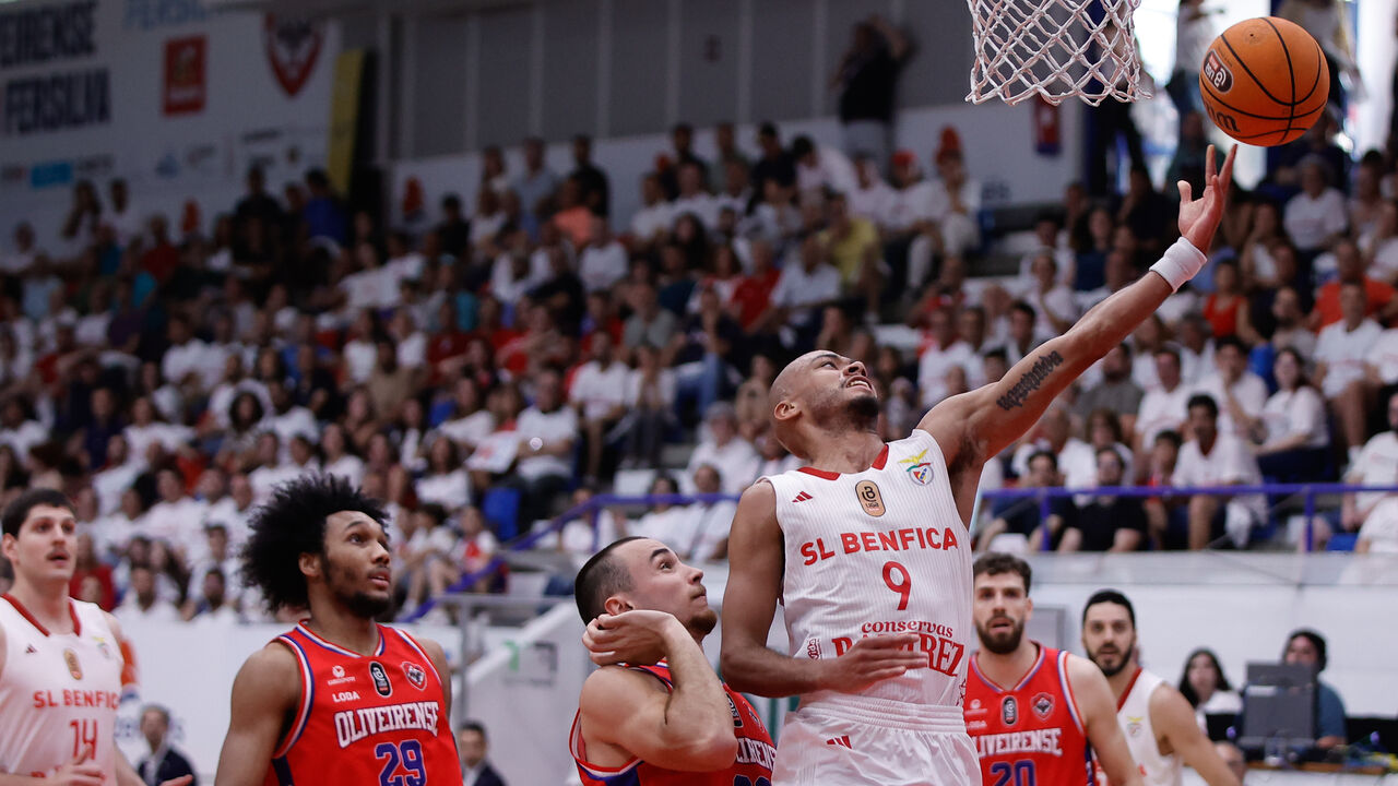 Benfica vence Oliveirense e avança para final do playoff de basquetebol