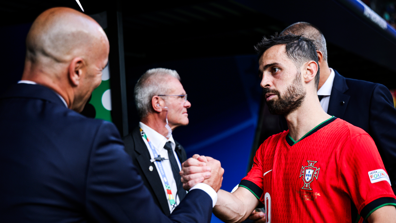 Bernardo Silva cumprimenta Roberto Martínez