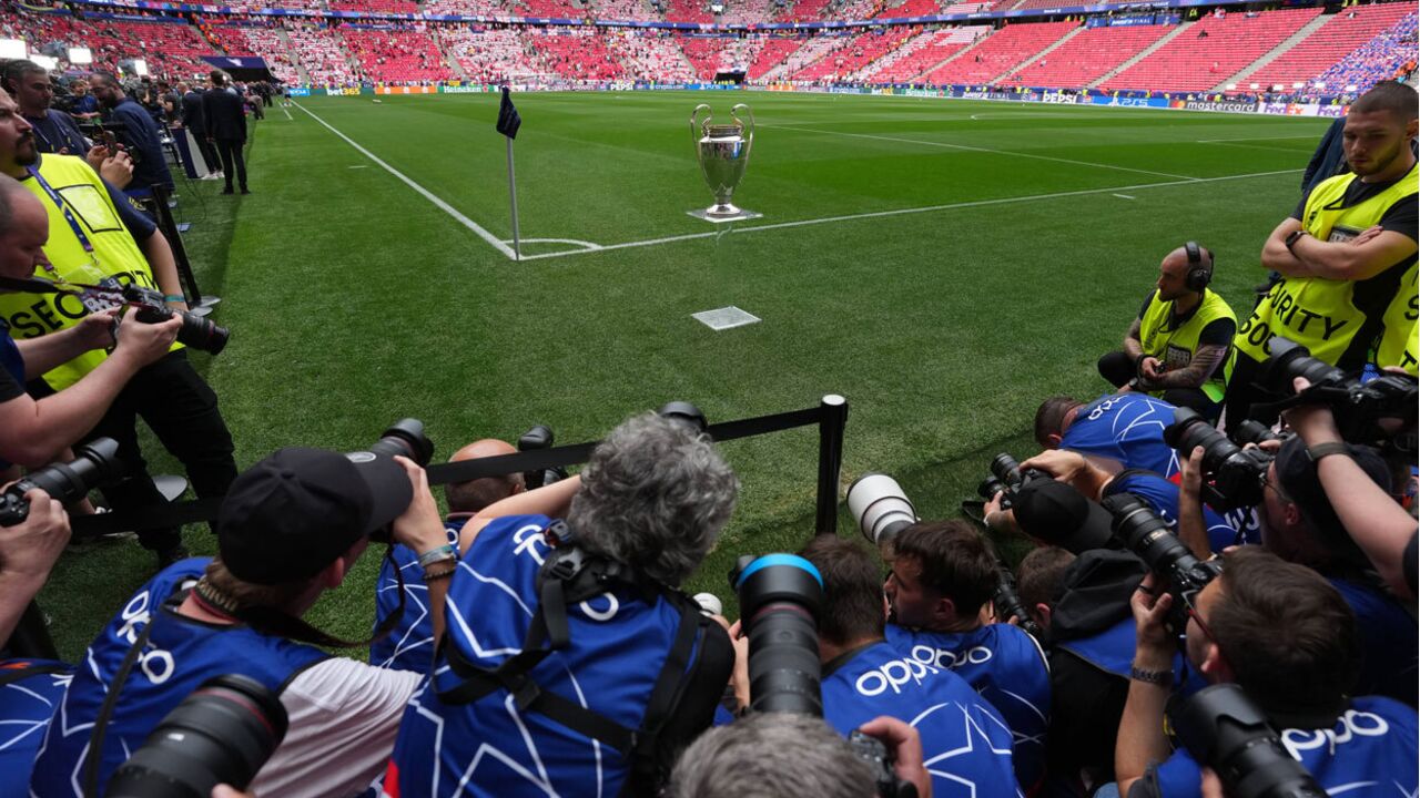 Troféu da Champions no relvado