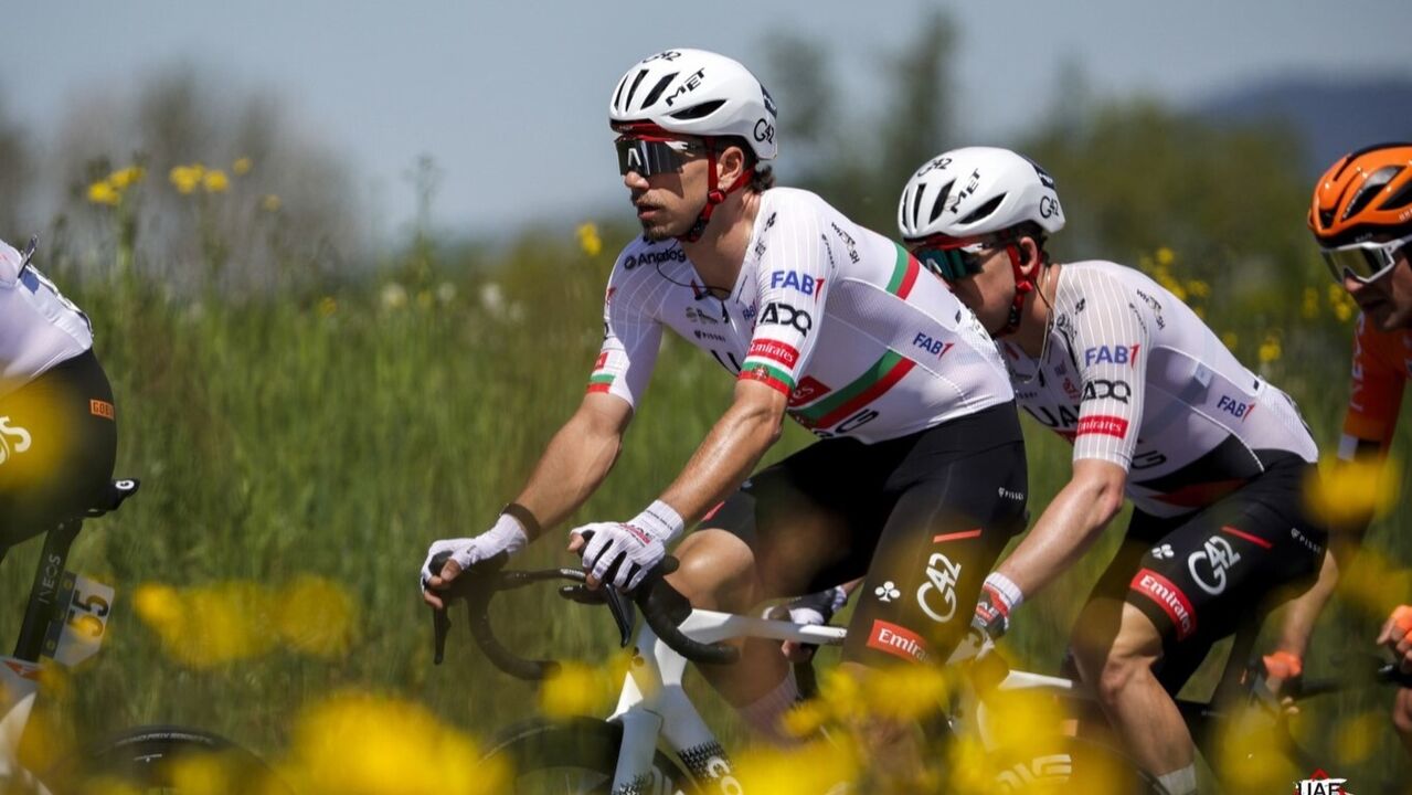 Ivo Oliveira compete na Boucles de la Mayenne, com Benoît Cosnefroy a liderar