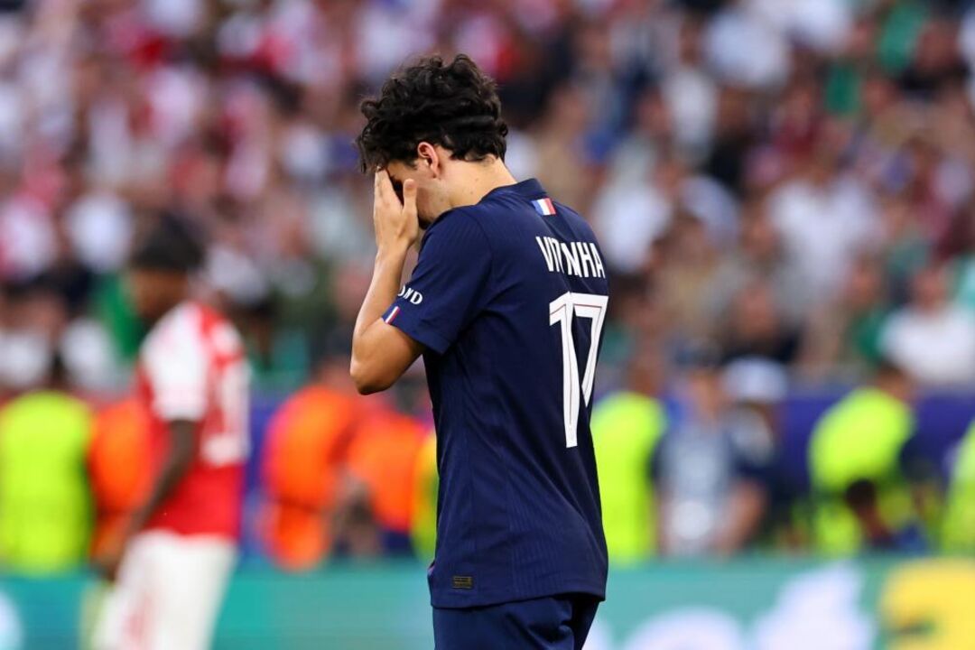 Vitinha lamenta o empate entre PSG e Arsenal em Budapeste.
