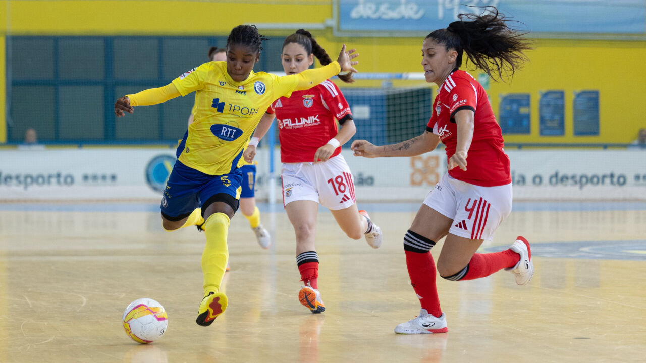 Benfica venceu na casa do Nun'Álvares (1-4) em jogo polémico