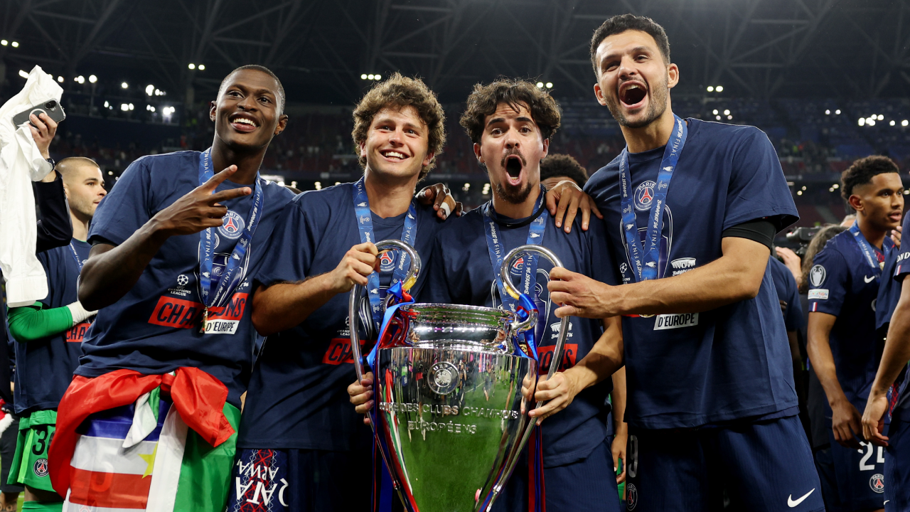 Nuno Mendes, João Neves, Vitinha e Gonçalo Ramos com o troféu da Liga dos Campeões