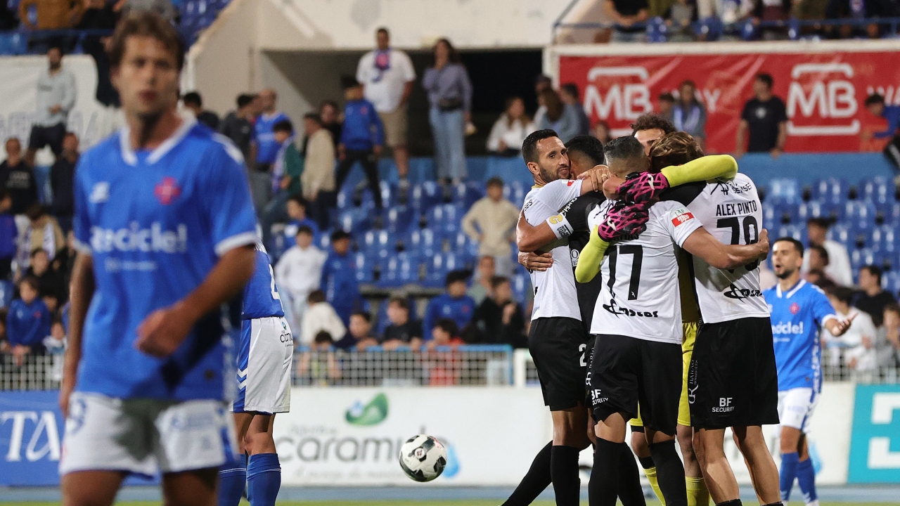 CONTRASTE. Festejos dos jogadores do Farense no Restelo, perante a frustração dos jogadores do Belenenses
