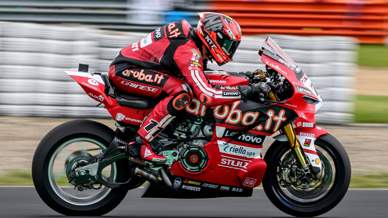 Bulega cimenta recorde com 22 vitórias no Mundial de Superbikes Italiano.
