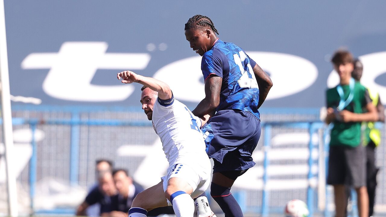 Lopes Cabral e Lamine Yamal disputam a bola em campo
