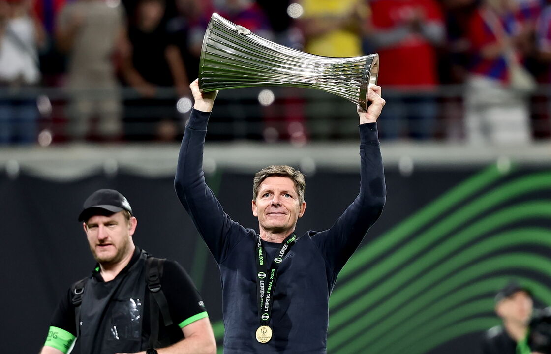 O treinador do Leipzig exibe a taça após a vitória na final da Liga Europa