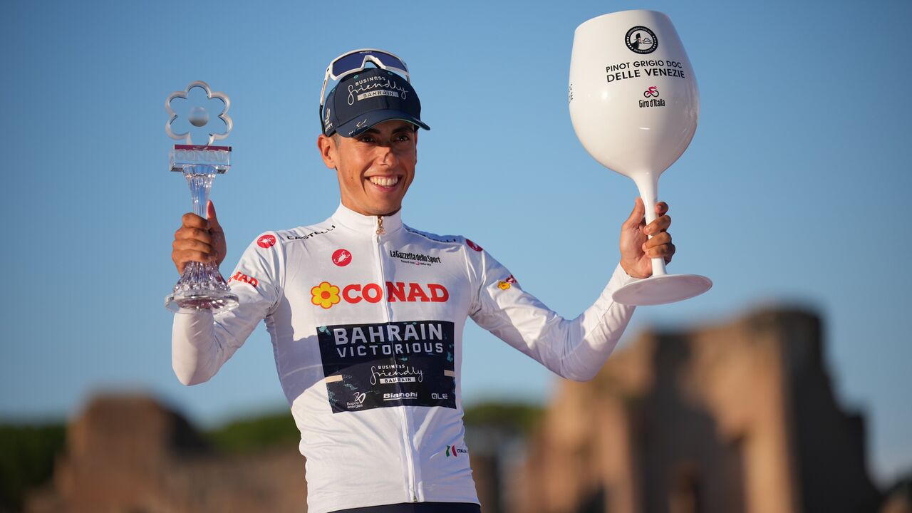 Ciclista da Bahrain Victorious celebra vitória no Giro d'Italia.
