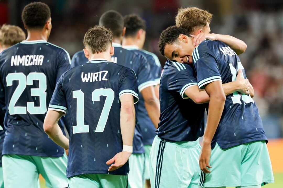 Jogadores da seleção alemã celebram golo contra a Finlândia