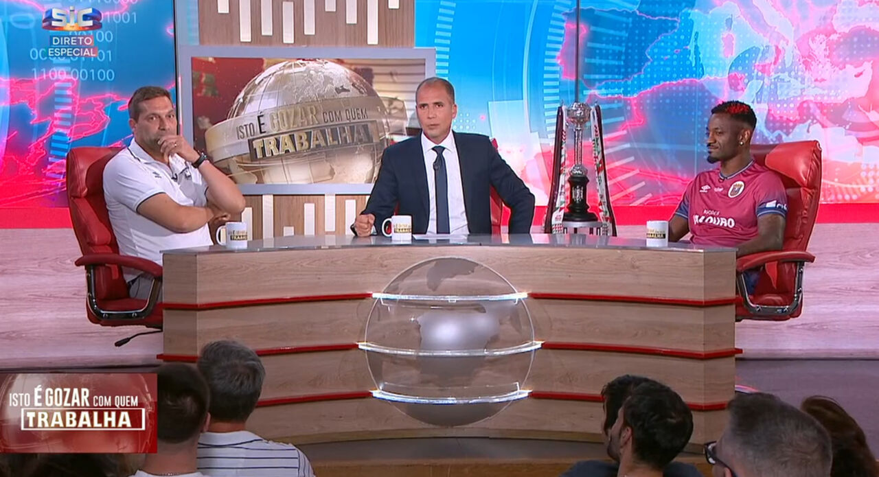 Luís Tralhão (à esquerda), Ricardo Araújo Pereira (ao centro) e Stopira (à direita) no programa 'Isto é gozar com quem trabalha', da SIC