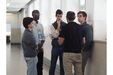 Grupo de pessoas em conversa num corredor