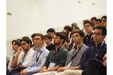 Pessoas assistem a uma apresentação em sala de aula