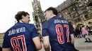 Fãs com camisolas de João Neves em frente à Neue Rathaus, Munique