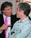 Atual presidente dos EUA à conversa com Epstein durante uma festa
