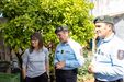 Militares da GNR em conversa com uma mulher