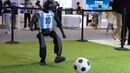 Robô com a camisola da Argentina joga futebol num evento