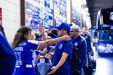 Equipa do FC Porto recebida com carinho pelos funcionários no Estádio do Dragão.
