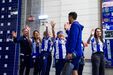 Equipa do FC Porto recebida com carinho pelos trabalhadores no Dragão