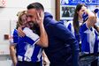 Equipa do FC Porto recebida com carinho pelos trabalhadores no Estádio do Dragão
