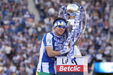 Festa de campeão: jogador do FC Porto celebra título com a taça e cachecol