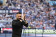 O treinador Francesco Farioli aplaude adeptos no Estádio do Dragão