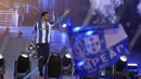 Diogo Costa desfila com a taça