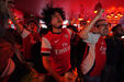Adeptos do Arsenal festejam nos pubs de Londres a conquista da Premier League
