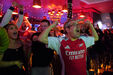 Adeptos do Arsenal festejam nos pubs de Londres a conquista da Premier League