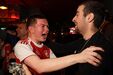 Adeptos do Arsenal festejam nos pubs de Londres a conquista da Premier League