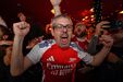 Adeptos do Arsenal festejam nos pubs de Londres a conquista da Premier League