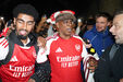 Multidão sai às ruas para celebrar o título de campeão do Arsenal: as imagens da festa junto ao Emirates