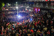 Multidão sai às ruas para celebrar o título de campeão do Arsenal: as imagens da festa junto ao Emirates