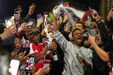 Multidão sai às ruas para celebrar o título de campeão do Arsenal: as imagens da festa junto ao Emirates
