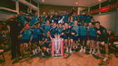 Jogadores do Arsenal com troféu... de cartão