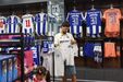 Taça de Campeão Nacional em exibição na nova loja do FC Porto do NorteShopping