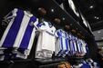 Taça de Campeão Nacional em exibição na nova loja do FC Porto do NorteShopping