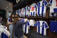 Taça de Campeão Nacional em exibição na nova loja do FC Porto do NorteShopping